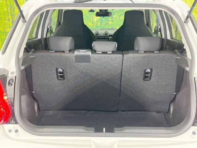 ���i�̂���������ʋ΁A���}���ɏ\���ȉ׎��X�y�[�X���m�ۂ��Ă���܂��B�Z�J���h�V�[�g��|���ƁA�傫�ȉו��̐ύڂ��\�ł���