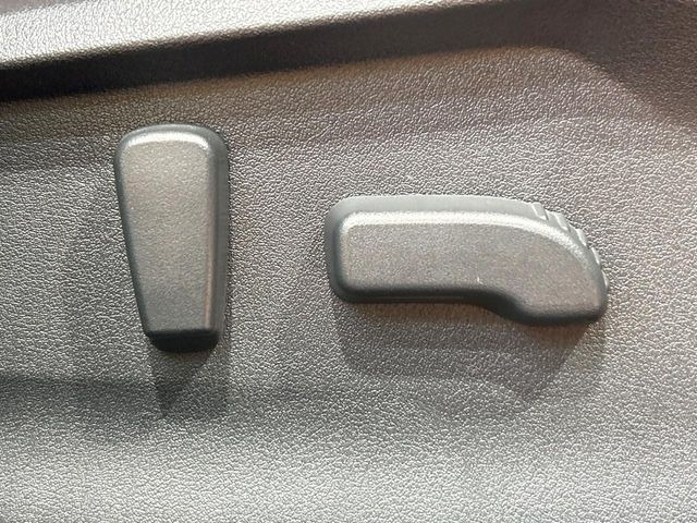 【パワーシート】スイッチ一つで簡単にシートの微調整が可能!電動だから力もいりません!快適なシートポジションにセットして、快適なドライブをお楽しみください。