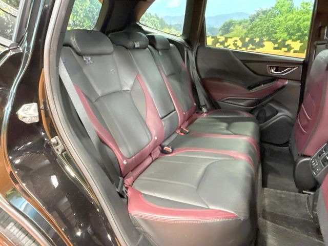 後部座席も気になるようなキズ・汚れやへたり等、大きなダメージはなく、良好な状態です。