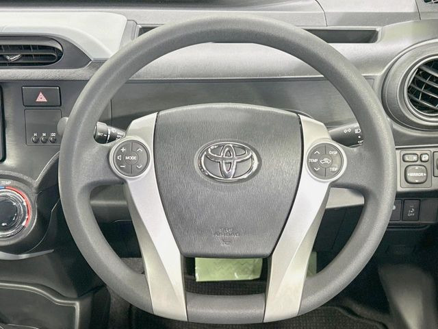 �C���e���A�ɍ��킹���f�U�C���̃X�e�A�����O�́A�^�]�������̂��Ƃ��l���A�^�]���₷���`��A�傫���ł��B�����x�A���ۂɐG���Ă��m���߂��������B