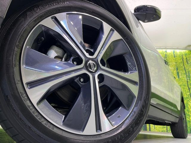 【純正17インチアルミホイール】外観にマッチした純正アルミホイールを装着しております。各種社外アルミホイールや、スタッドレスタイヤも取扱いしております。是非ご相談ください♪