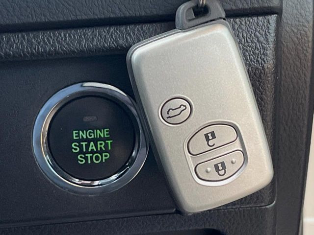 �y�X�}�[�g�L�[�z�J�o����|�P�b�g�ɓ��ꂽ�܂܂ł��h�A�̎{���E�������\�ȃX�}�[�g�L�[�𑕔��B�G���W���̃I���E�I�t�����J�M�����o���K�v����������Ƃ��Ă��֗��ł���