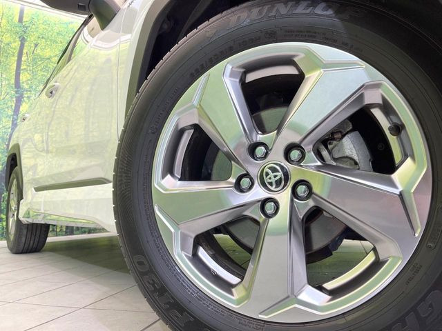 【純正18インチアルミホイール】外観にマッチした純正アルミホイールを装着しております。各種社外アルミホイールや、スタッドレスタイヤも取扱いしております。是非ご相談ください♪