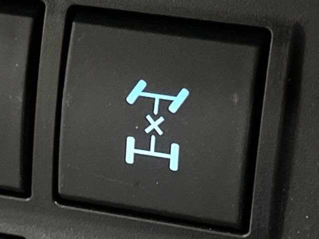 �y�Z���^�[�f�t���b�N�z���H��ᓹ�ȂǂŎԂ��X�^�b�N�����ꍇ�ł��A�^�C���̋�]��}�����E�o���₷������f�t���b�N�𑕔��B�ϐ�n��I�t���[�h�ł̎g�p���������ɂ��X�X���̈��ł���