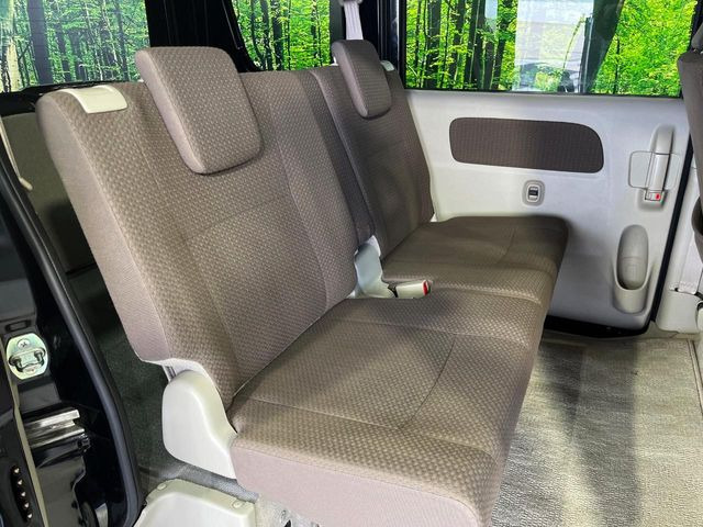後部座席も気になるようなキズ・汚れやへたり等、大きなダメージはなく、良好な状態です。