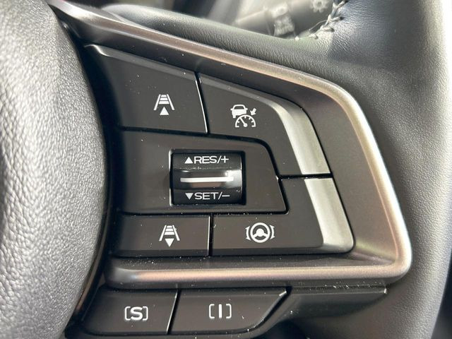 【全車速追従機能付クルーズコントロール】高速道路での長距離走行が楽に!!自動で速度を保つクルーズコントロールが、衝突軽減システムと連携し、前方の車両を感知して車間を保つように速度調節してくれます!!