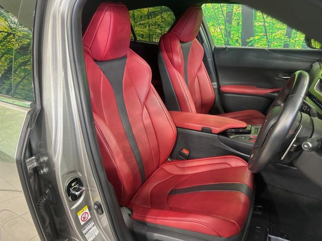 【本革シート】上質な本革を使用し、高級感あふれる本革シート。常に体に触れる部分だから、座り心地の良さにはこだわりたいですね♪汚れの付着や劣化を抑制する内装コーティング施工もおススメですよ♪