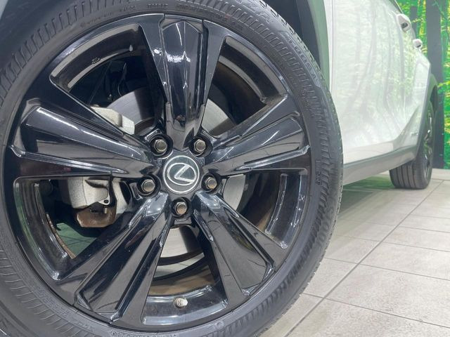 【純正アルミホイール】外観にマッチした純正アルミホイールを装着しております。各種社外アルミホイールや、スタッドレスタイヤも取扱いしております。是非ご相談ください♪