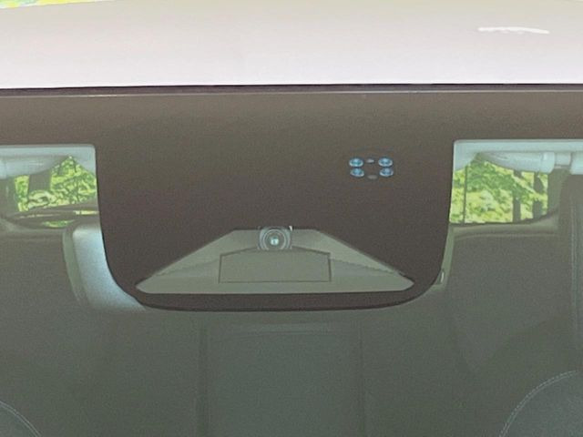 【ホンダセンシング】走行中に前方の車両等を認識し、衝突しそうな時は警報とブレーキで衝突回避と被害軽減をアシスト。より安全にドライブをお楽しみいただけます。