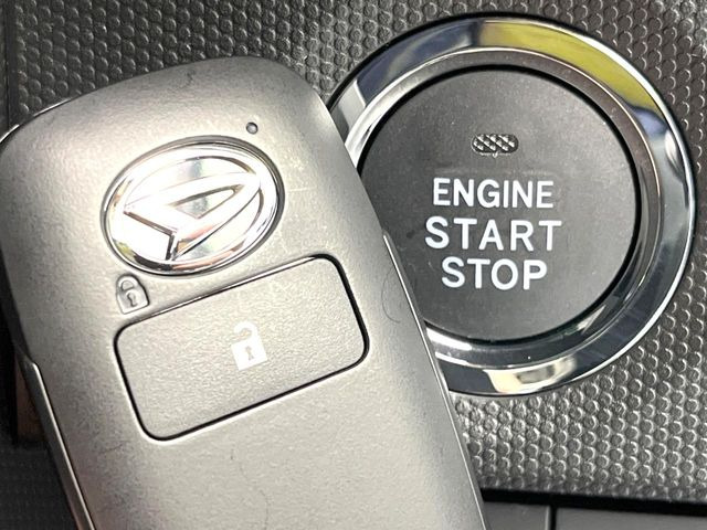 【キーフリーシステム】カバンやポケットに入れたままでもドアの施錠・解錠が可能なスマートキーを装備。エンジンのオン・オフ時もカギを取り出す必要が無いからとっても便利です♪