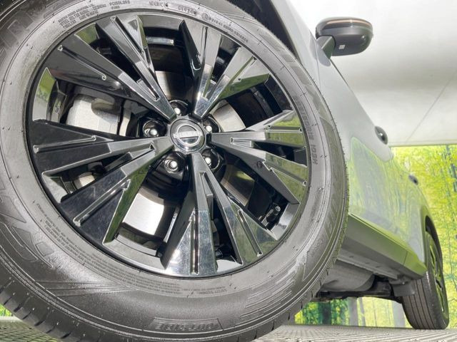 【純正アルミホイール】外観にマッチした純正アルミホイールを装着しております。各種社外アルミホイールや、スタッドレスタイヤも取扱いしております。是非ご相談ください♪