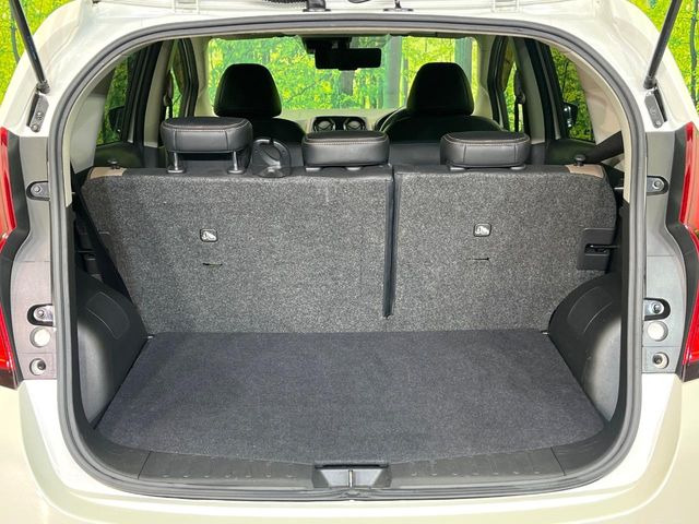 ���i�̂���������ʋ΁A���}���ɏ\���ȉ׎��X�y�[�X���m�ۂ��Ă���܂��B�Z�J���h�V�[�g��|���ƁA�傫�ȉו��̐ύڂ��\�ł���