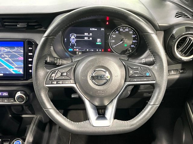 ステアリングも使用感が少なく、きれいな状態となっております♪