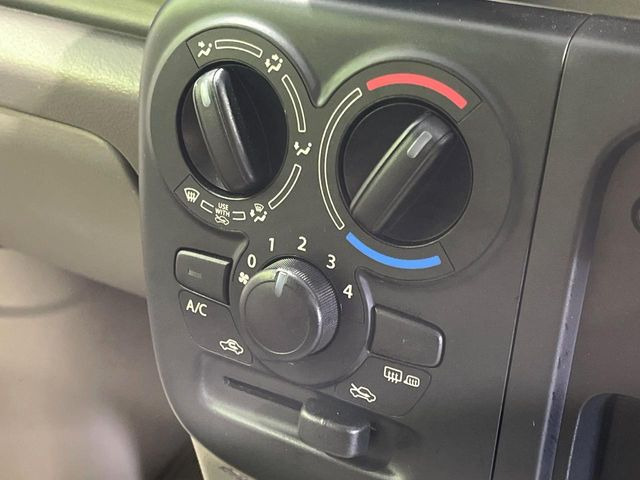 寒い冬も暑い夏も全席に快適な空調を届けてくれる、ダイヤル式エアコンを装備♪