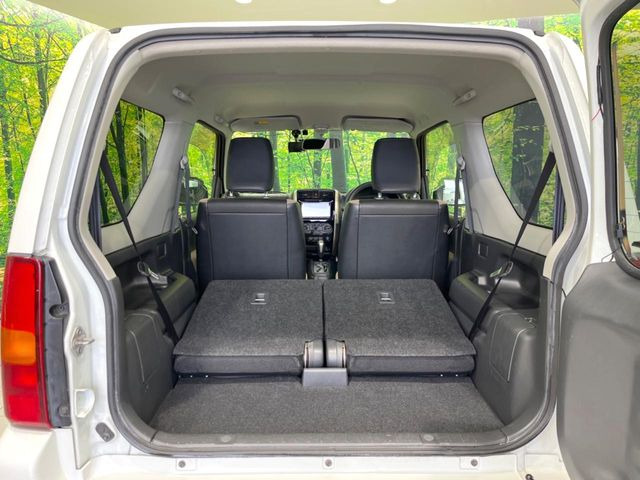 ���i�̂���������ʋ΁A���}���ɏ\���ȉ׎��X�y�[�X���m�ۂ��Ă���܂��B�Z�J���h�V�[�g��|���ƁA�傫�ȉו��̐ύڂ��\�ł���