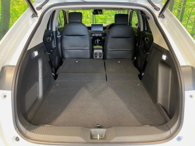 積み下ろしのしやすいデッキにはたっぷりと荷物を積み込んでいただけます。遊びから仕事まで、様々なシーンで頼れます♪