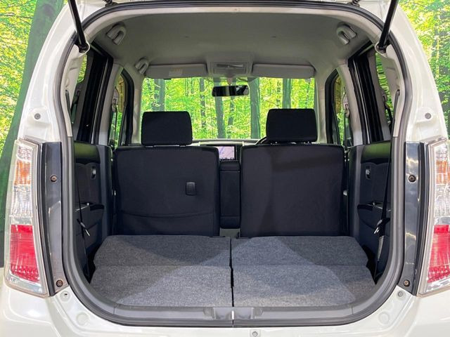 ���i�̂���������ʋ΁A���}���ɏ\���ȉ׎��X�y�[�X���m�ۂ��Ă���܂��B�Z�J���h�V�[�g��|���ƁA�傫�ȉו��̐ύڂ��\�ł���