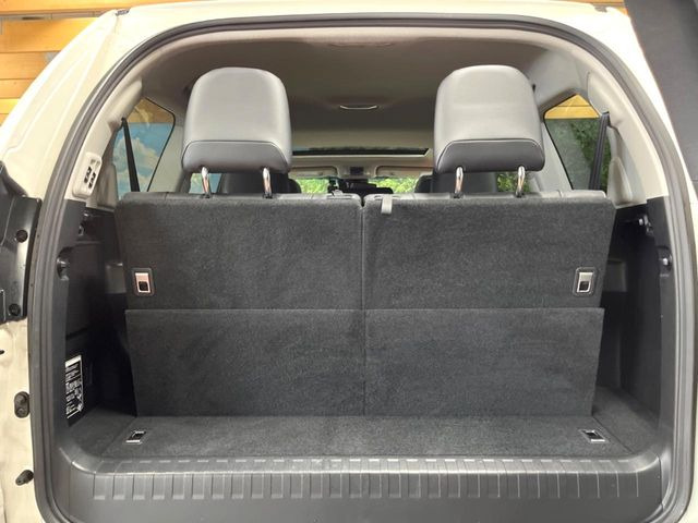 ���i�̂���������ʋ΁A���}���ɏ\���ȉ׎��X�y�[�X���m�ۂ��Ă���܂��B�Z�J���h�V�[�g��|���ƁA�傫�ȉו��̐ύڂ��\�ł���