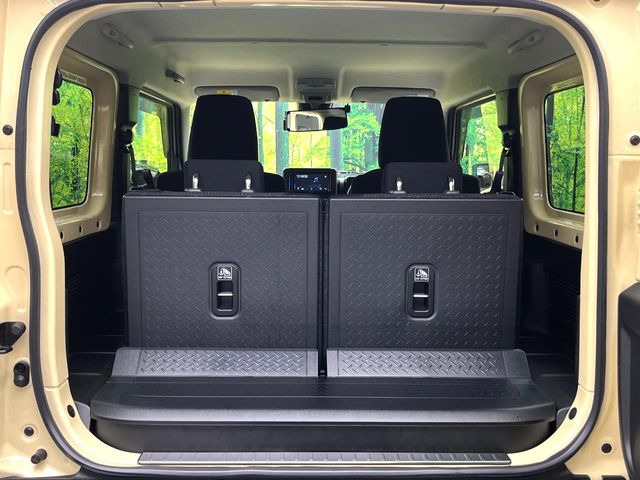 普段のお買い物や通勤、送迎等に十分な荷室スペースを確保しております。セカンドシートを倒すと、大きな荷物の積載も可能です♪