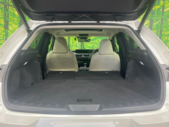 後席を格納すると、これだけの広さが!シーンに合わせたシートアレンジで、大きな荷物も積むことが出来ます♪