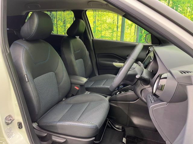 【ハーフレザーシート】高級感と座り心地を両立した人気のシート♪背面・座面のファブリック素材は、通気性の良さや滑りにくさに優れています。気温や服装に左右されず快適にお乗りいただけます。