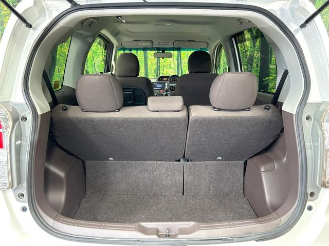 ���i�̂���������ʋ΁A���}���ɏ\���ȉ׎��X�y�[�X���m�ۂ��Ă���܂��B�Z�J���h�V�[�g��|���ƁA�傫�ȉו��̐ύڂ��\�ł���