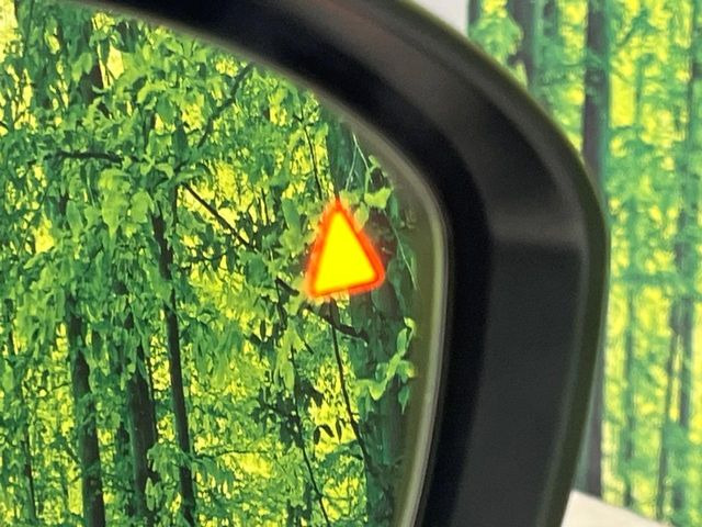 【後方車輛検知】走行中、ドアミラーの死角になりやすい箇所に後続車が接近するとサイドミラー付近に警告を表示、ドライバーに注意喚起をしてくれます。