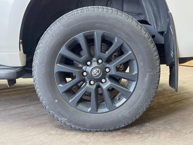 �y����18�C���`�A���~�z�C�[���z�O�ςɃ}�b�`���������A���~�z�C�[���𑕒����Ă���܂��B�e��ЊO�A���~�z�C�[����A�X�^�b�h���X�^�C�����戵�����Ă���܂��B���񂲑��k����������