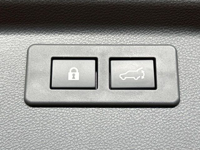 【パワーバックドア】スマートキーや運転席のボタンを押すだけでリアゲートが自動で開閉します!荷物を持っている時や、高い位置にあるバックドアを閉める際に便利な機能です♪