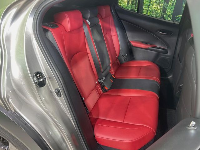 後部座席も気になるようなキズ・汚れやへたり等、大きなダメージはなく、良好な状態です。