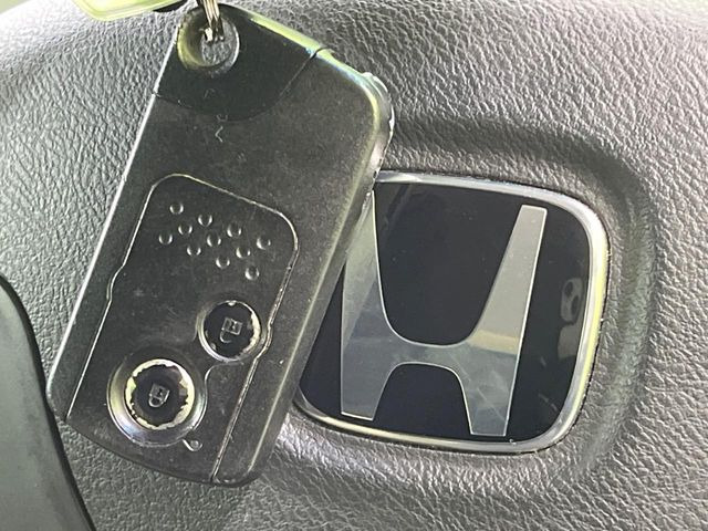 �yHonda�X�}�[�g�L�[�z�J�o����|�P�b�g�ɓ��ꂽ�܂܂ł��h�A�̎{���E�������\�ȃX�}�[�g�L�[�𑕔��B�G���W���̃I���E�I�t�����J�M�����o���K�v����������Ƃ��Ă��֗��ł���