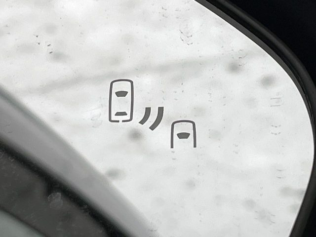 【ブラインドスポットモニター】走行中、ドアミラーの死角になりやすい箇所に後続車が接近するとサイドミラーのレンズに警告を表示!ドライバーに注意喚起をしてくれます。