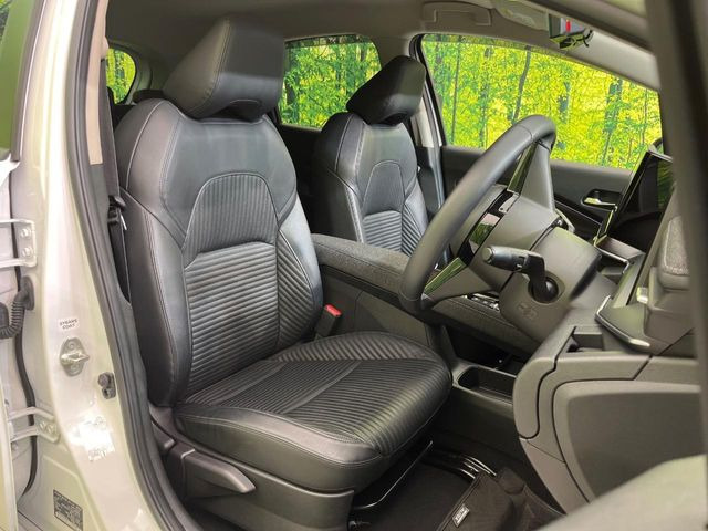 【ハーフレザーシート】高級感と座り心地を両立した人気のシート♪背面・座面のファブリック素材は、通気性の良さや滑りにくさに優れています。気温や服装に左右されず快適にお乗りいただけます。