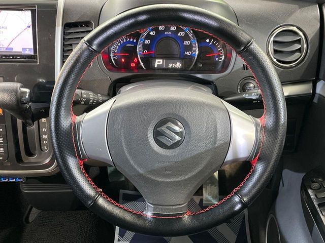 �C���e���A�ɍ��킹���f�U�C���̃X�e�A�����O�́A�^�]�������̂��Ƃ��l���A�^�]���₷���`��A�傫���ł��B�����x�A���ۂɐG���Ă��m���߂��������B