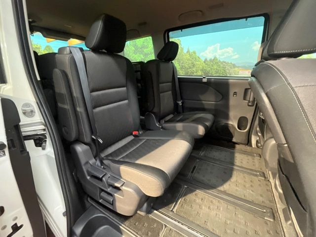 �Z�J���h�V�[�g�͒������������ƂȂ��Ă���A�X���C�h����ΒʘH�X�y�[�X���o��!�O��̈ړ����Ƃ��Ă��ȒP�ł�