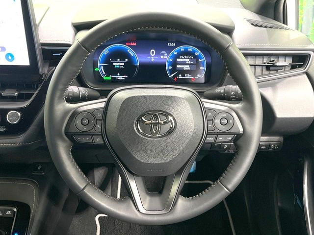 �C���e���A�ɍ��킹���f�U�C���̃X�e�A�����O�́A�^�]�������̂��Ƃ��l���A�^�]���₷���`��A�傫���ł��B�����x�A���ۂɐG���Ă��m���߂��������B