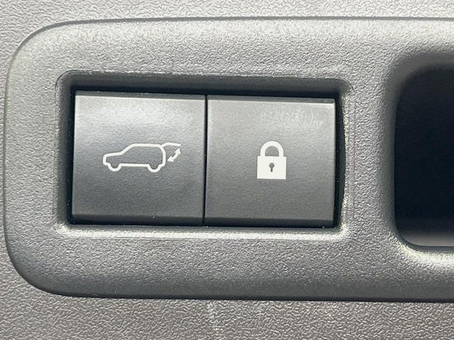 【パワーバックドア】スマートキーや運転席のボタンを押すだけでリアゲートが自動で開閉します!荷物を持っている時や、高い位置にあるバックドアを閉める際に便利な機能です♪