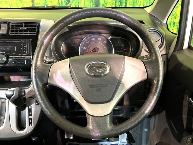 �C���e���A�ɍ��킹���f�U�C���̃X�e�A�����O�́A�^�]�������̂��Ƃ��l���A�^�]���₷���`��A�傫���ł��B�����x�A���ۂɐG���Ă��m���߂��������B