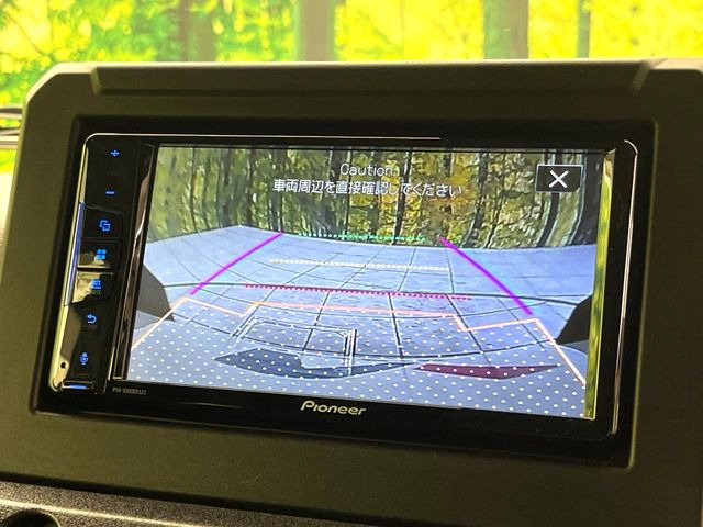 【バックカメラ】駐車時に後方がリアルタイム映像で確認できます。大型商業施設や立体駐車場での駐車時や、夜間のバック時に大活躍!運転スキルに関わらず、今や必須となった装備のひとつです!