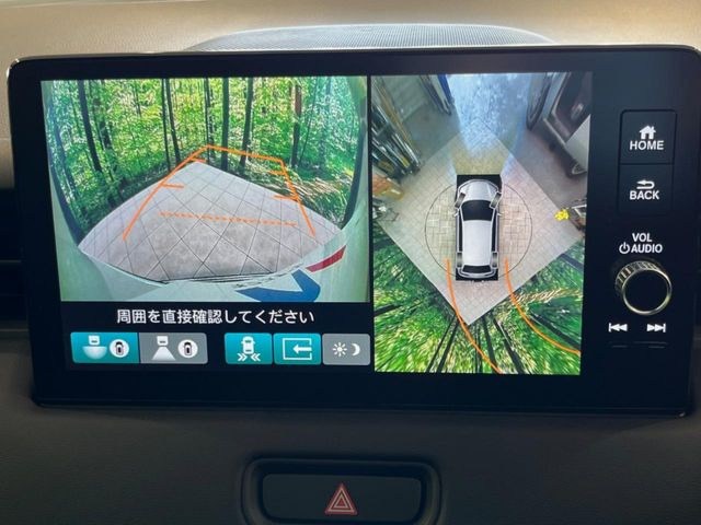 【マルチビューカメラシステム】専用のカメラにより、上から見下ろしたような視点で360度クルマの周囲を確認することができます☆死角部分も確認しやすく、狭い場所での切り返しや駐車もスムーズに行えます。