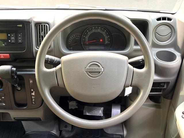 �C���e���A�ɍ��킹���f�U�C���̃X�e�A�����O�́A�^�]�������̂��Ƃ��l���A�^�]���₷���`��A�傫���ł��B�����x�A���ۂɐG���Ă��m���߂��������B