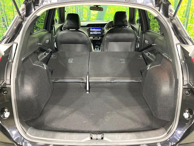 後席を格納すると、これだけの広さが!シーンに合わせたシートアレンジで、大きな荷物も積むことが出来ます♪