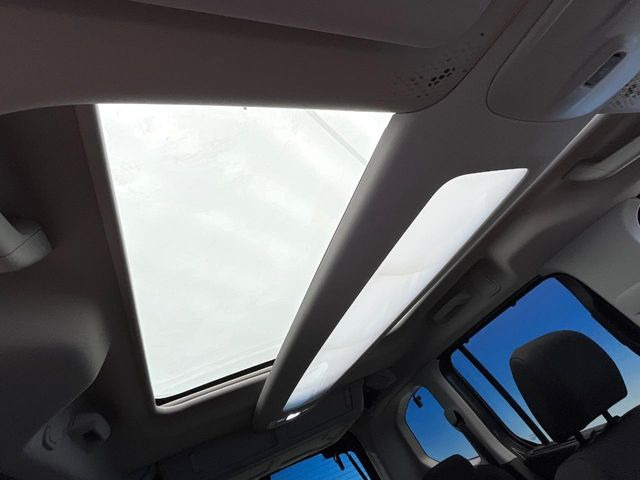 ���p�m���}�~�b�N�K���X���[�t:�唗�͂̃p�m���}���[�t�́A�㕔���Ȃɂ܂ő����Ă���A�J���I�ȋ�Ԃ����y���݂��������܂��B