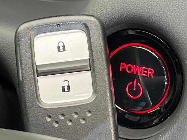 �yHonda�X�}�[�g�L�[�z�J�o����|�P�b�g�ɓ��ꂽ�܂܂ł��h�A�̎{���E�������\�ȃX�}�[�g�L�[�𑕔��B�G���W���̃I���E�I�t�����J�M�����o���K�v����������Ƃ��Ă��֗��ł���