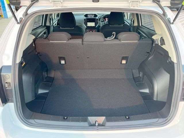 ���i�̂���������ʋ΁A���}���ɏ\���ȉ׎��X�y�[�X���m�ۂ��Ă���܂��B�Z�J���h�V�[�g��|���ƁA�傫�ȉו��̐ύڂ��\�ł���