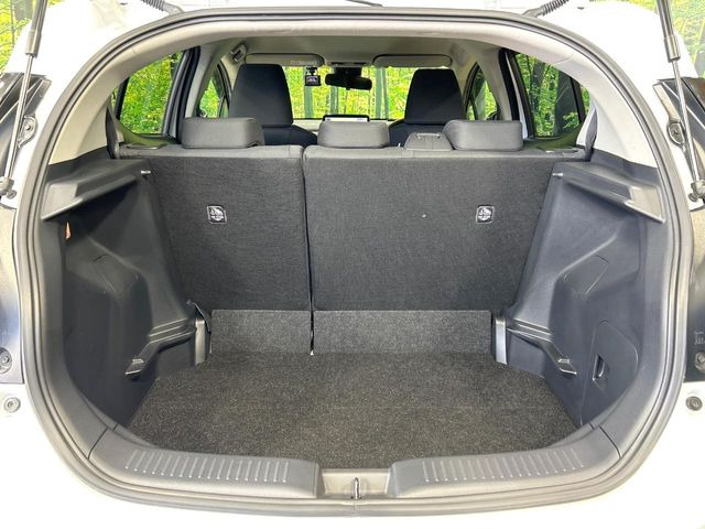 ���i�̂���������ʋ΁A���}���ɏ\���ȉ׎��X�y�[�X���m�ۂ��Ă���܂��B�Z�J���h�V�[�g��|���ƁA�傫�ȉו��̐ύڂ��\�ł���