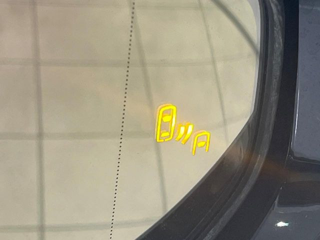 【ブラインドスポットモニター】走行中、ドアミラーの死角になりやすい箇所に後続車が接近するとサイドミラーのレンズに警告を表示!ドライバーに注意喚起をしてくれます。