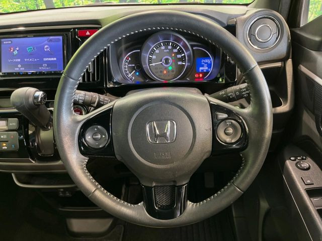 �C���e���A�ɍ��킹���f�U�C���̃X�e�A�����O�́A�^�]�������̂��Ƃ��l���A�^�]���₷���`��A�傫���ł��B�����x�A���ۂɐG���Ă��m���߂��������B