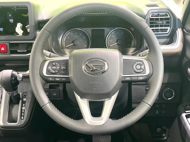 �C���e���A�ɍ��킹���f�U�C���̃X�e�A�����O�́A�^�]�������̂��Ƃ��l���A�^�]���₷���`��A�傫���ł��B�����x�A���ۂɐG���Ă��m���߂��������B