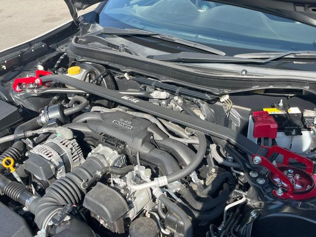 【BLITZタワーバー】お車の剛性を高めるタワーバーを装備。よりスムーズなコーナリング走行が可能となり、走りも楽しめます。